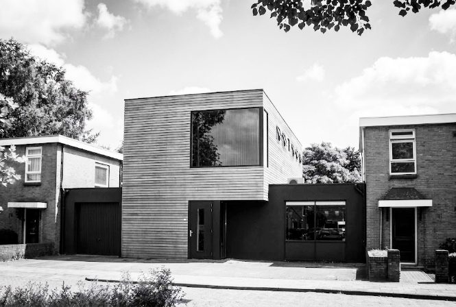 Kantoor met houten gevelbekleding en groot venster
