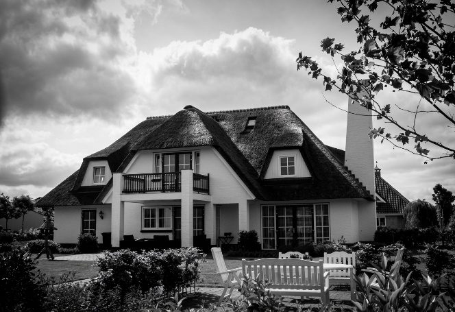Landhuis met rieten kap en veranda