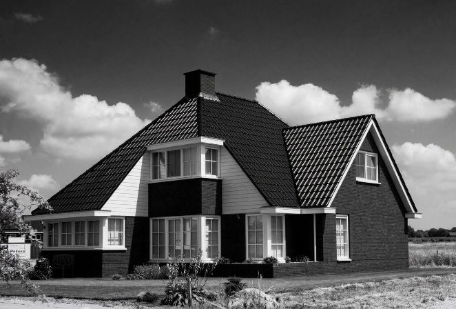 Villa met steil pannendak en dakkapellen